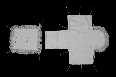 Krstno oblačilo – »pindeklček«, delo gospodinje Marije Klinc, 1943, flanela, bombaževina.